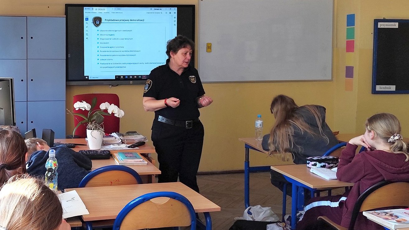strażniczka omawia kolejne zagadnienia korzystając z prezentacji na ekranie
