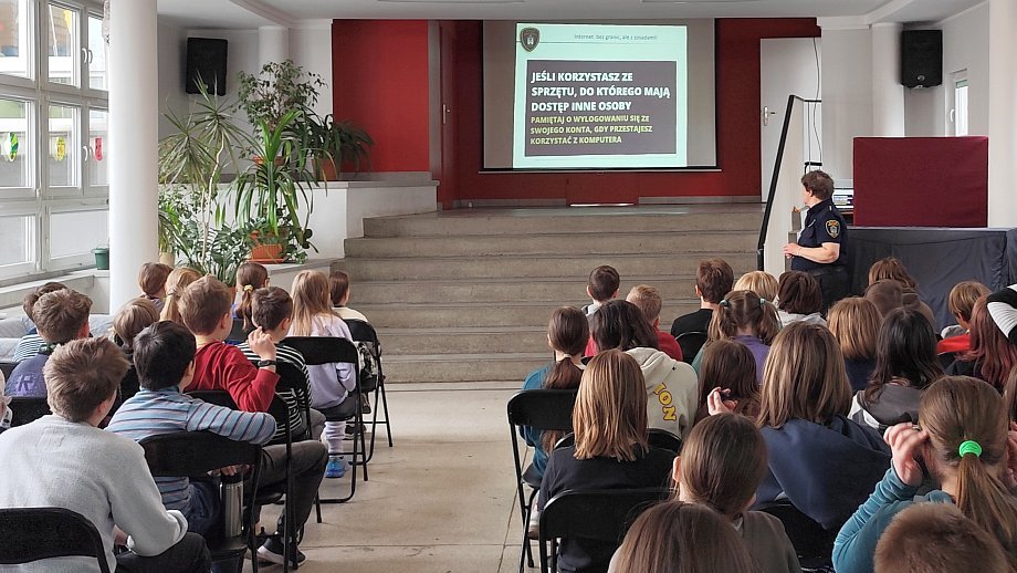 strażniczka omawia kolejne zagadnienia korzystając z prezentacji na ekranie