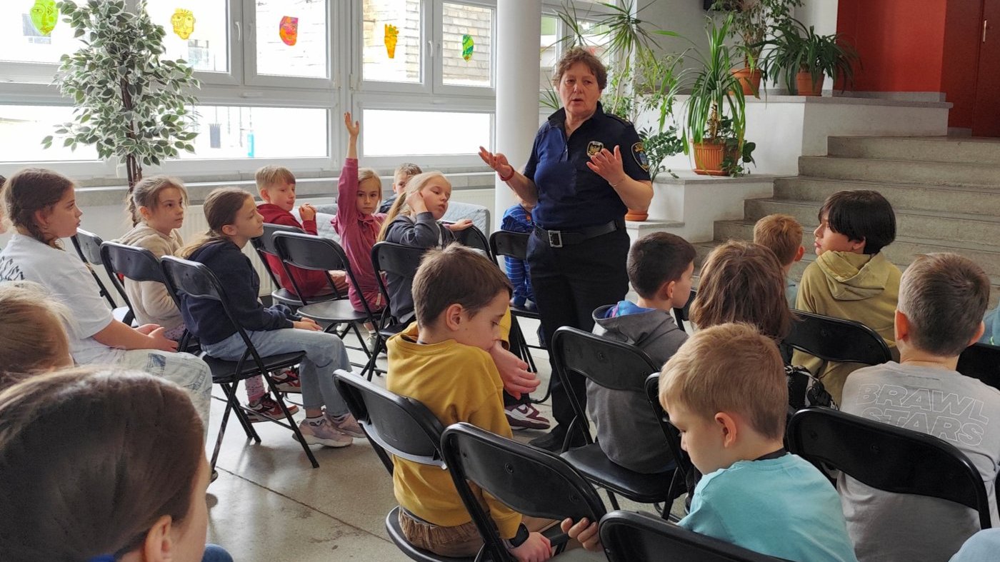 strażniczka omawia kolejne zagadnienia korzystając z prezentacji na ekranie