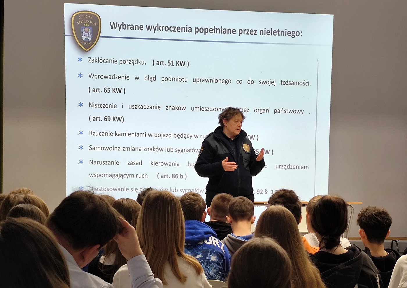 strażniczka omawia zagadnienia z prezentacji