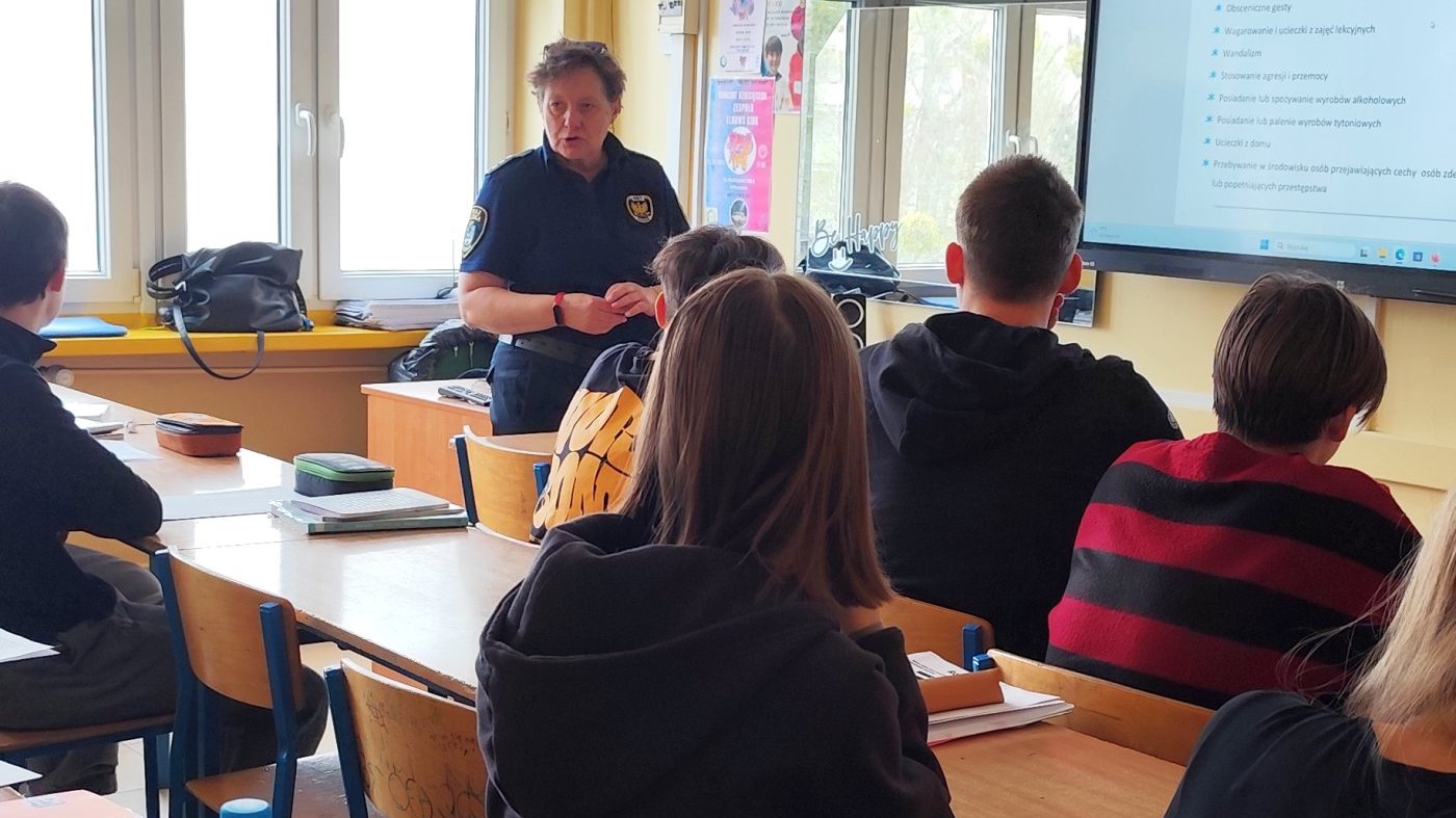 strażniczka omawia zagadnienia z prezentacji