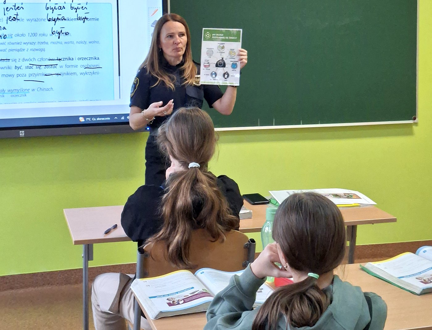 strażniczka omawia eko-zachowania