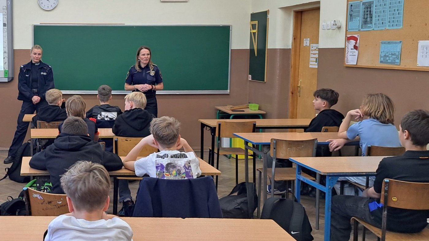 strażniczka i policjantka rozmawiają z uczniami
