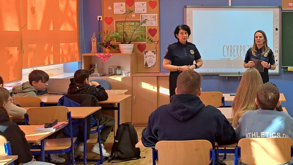 strażniczki rozmawiają z uczniami o zagrożeniach w sieci