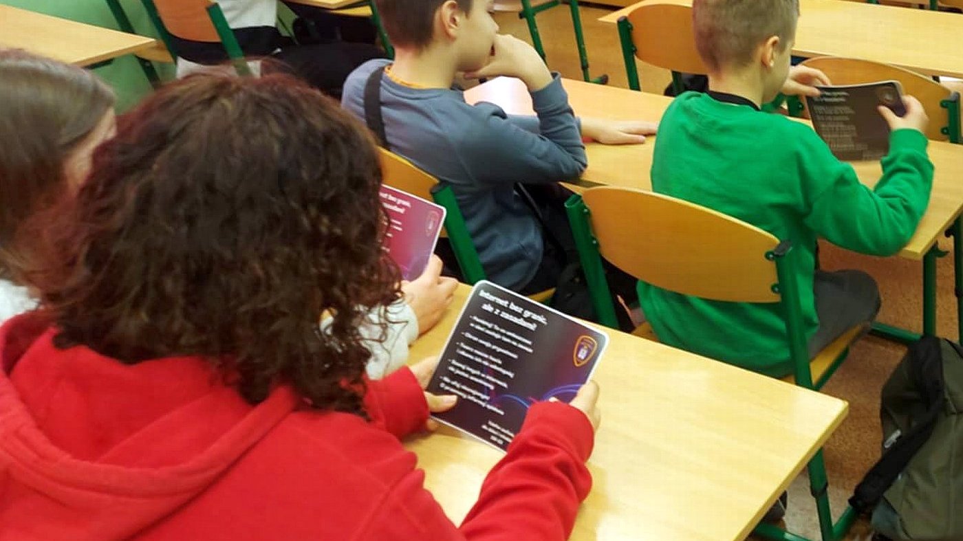 uczniowie zapoznają się z informacjami o bezpieczeństwie w sieci