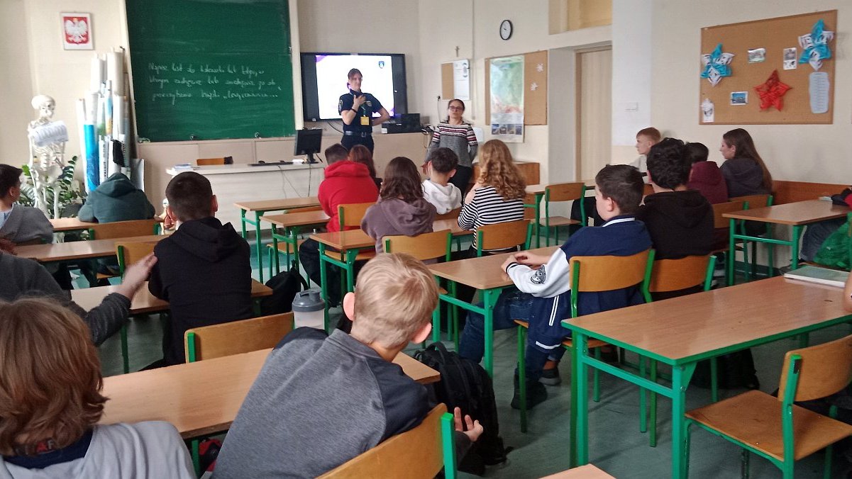 strażniczka w towarzystwie szkolnej pedagożki rozmawia o wyborze dotyczącym używek