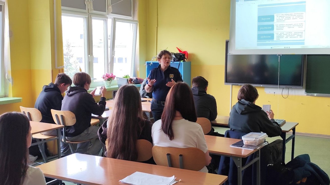 strażniczka omawia zagadnienia korzystając z prezentacji