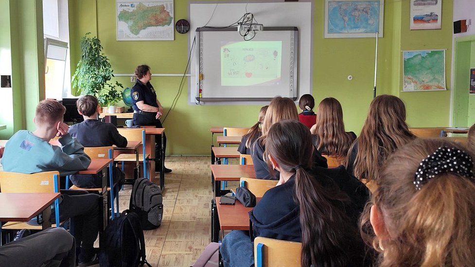 strażniczka omawia zagadnienia korzystając z prezentacji