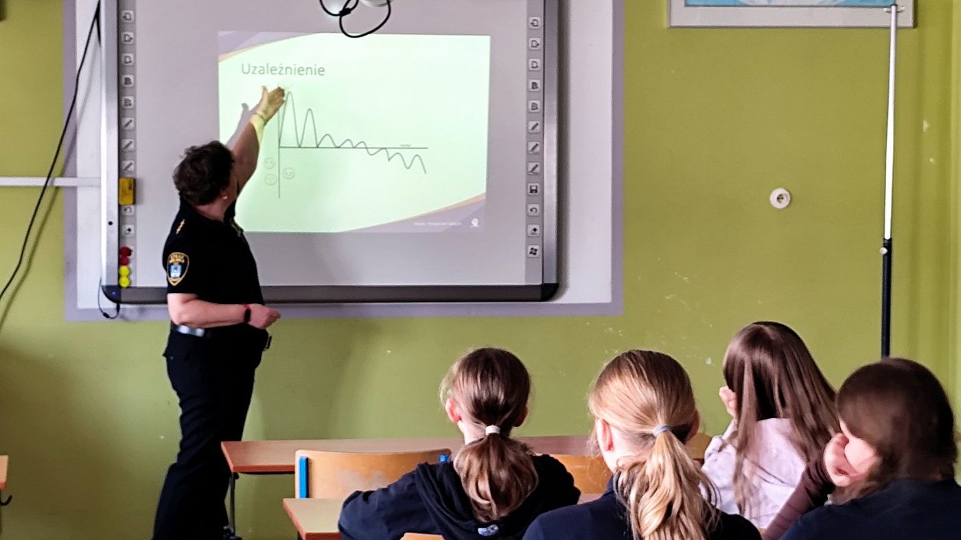 strażniczka omawia zagadnienia korzystając z prezentacji