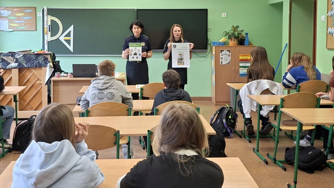 strażniczki omawiają eko-zachowania
