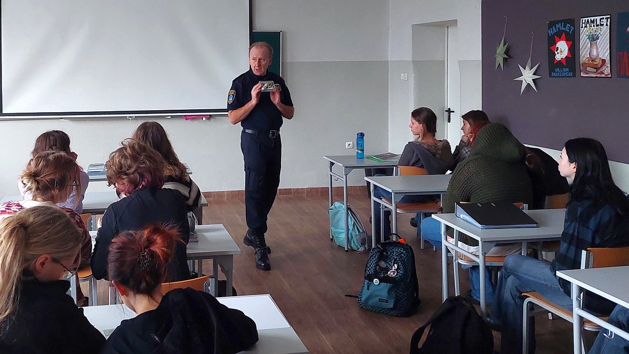 strażnik prezentuje udostępnione uczniom do zapoznania przykładowe specyfiki psychoaktywne z zestawu Drug-boxa