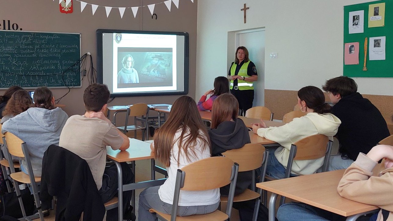 strażniczka pokazem filmu ilustruje omawiane zagadnienia