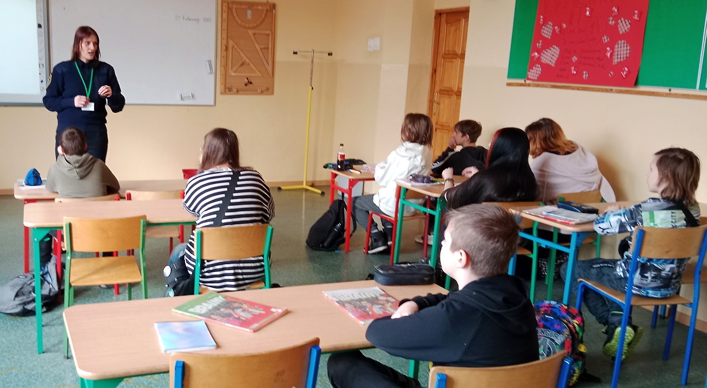 strażniczka omawia zasady bezpieczeństwa w sieci