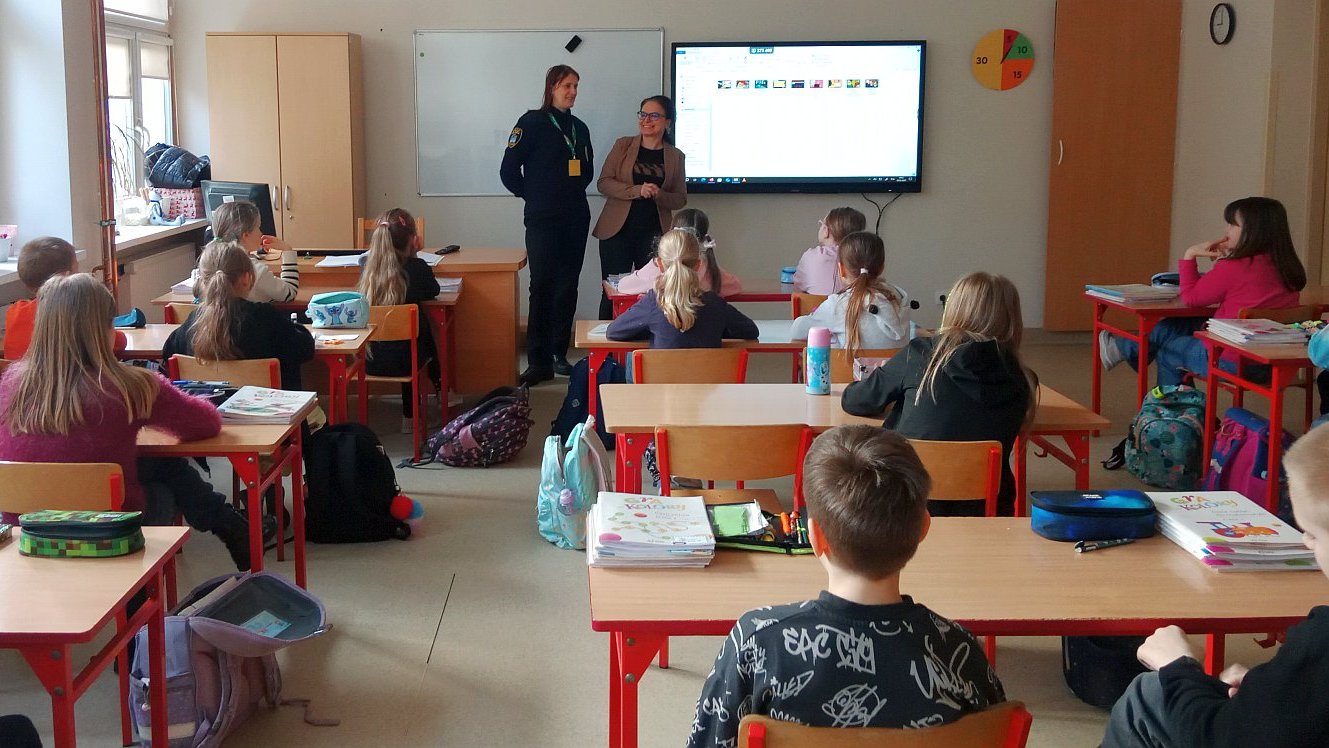 pedagog szkolny i strażniczka przedstawiają tematykę spotkania