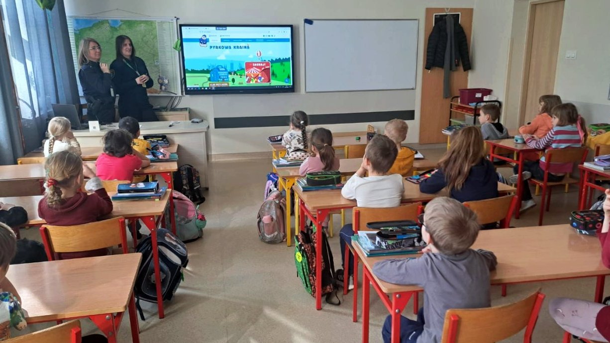 strażniczka i policjantka ilustrują filmem omawiane zagadnienia