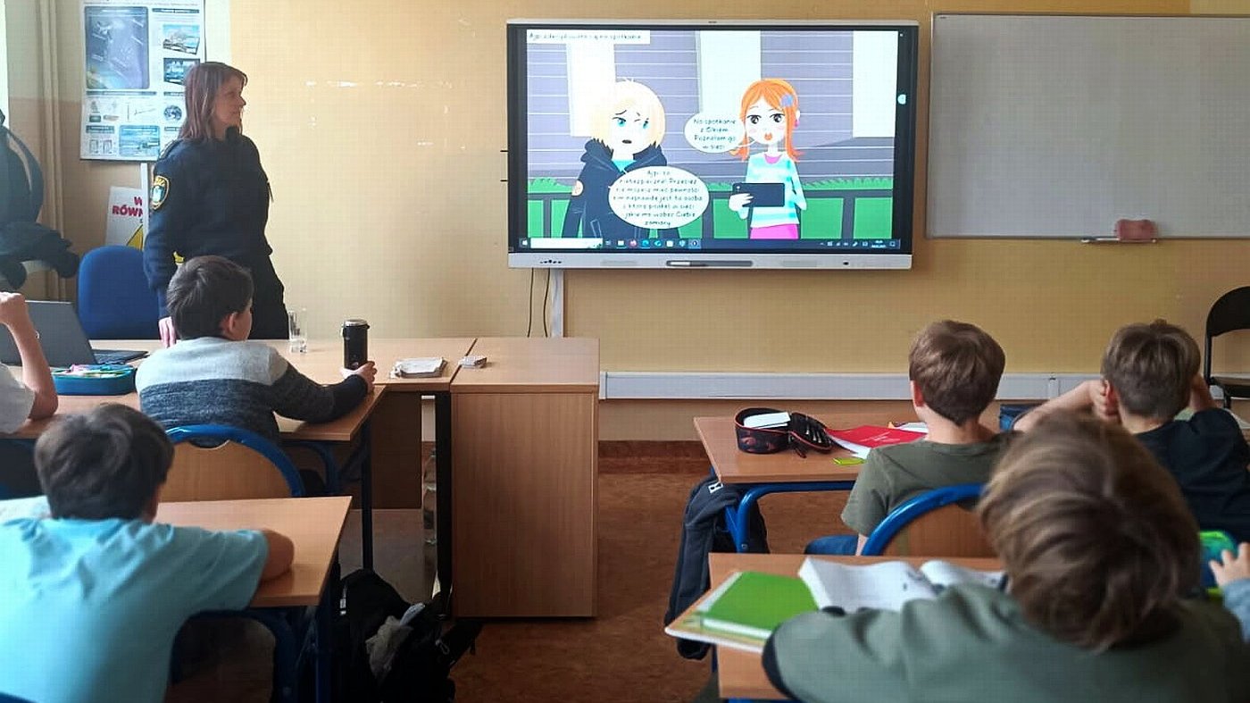 uczniowie oglądają film ilustrujący omawiane zagadnienia