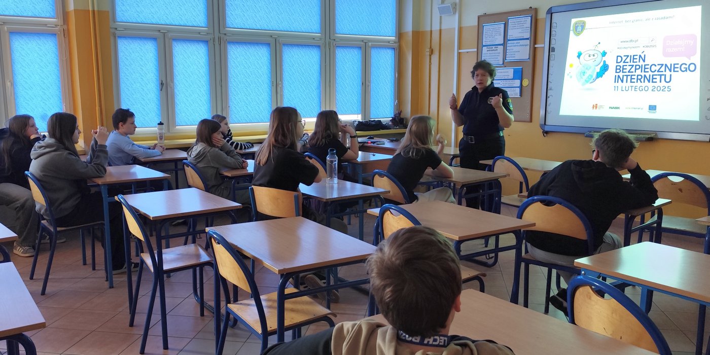 strażniczka omawia zasady bespieczeństwa w sieci