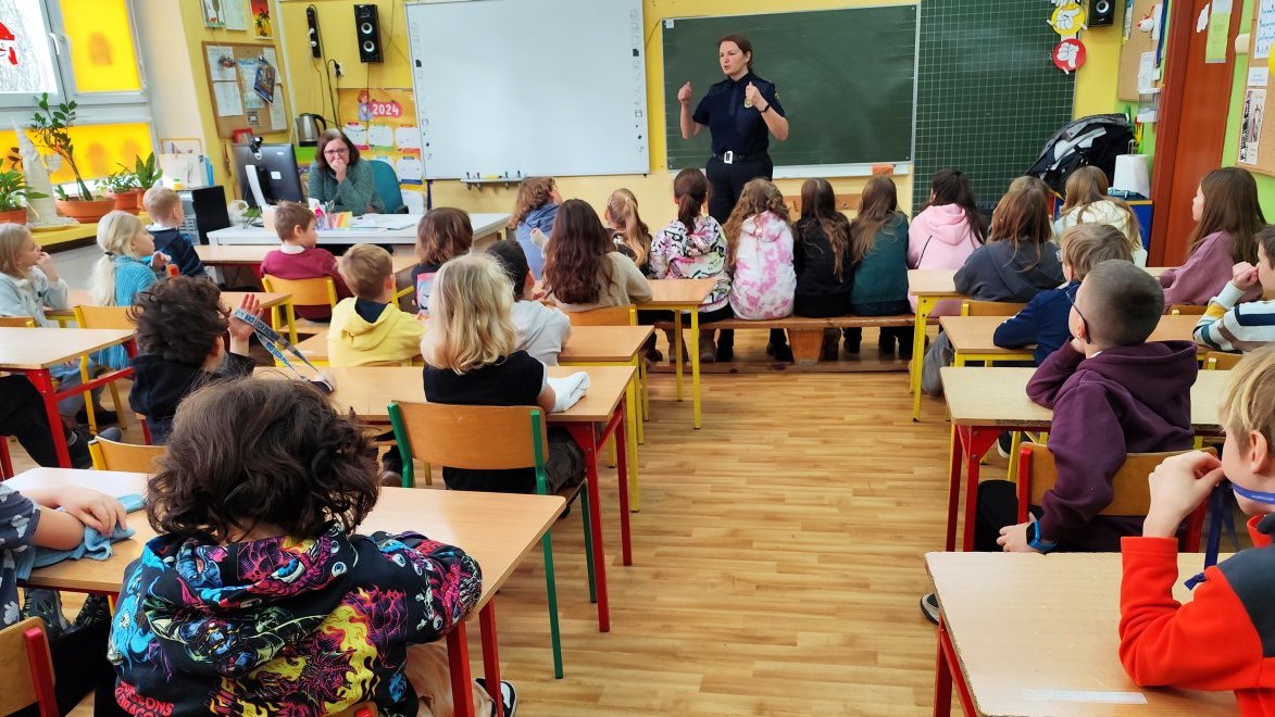 strażniczka informuje uczniów o zasadach bezpieczeństwa podczas ferii