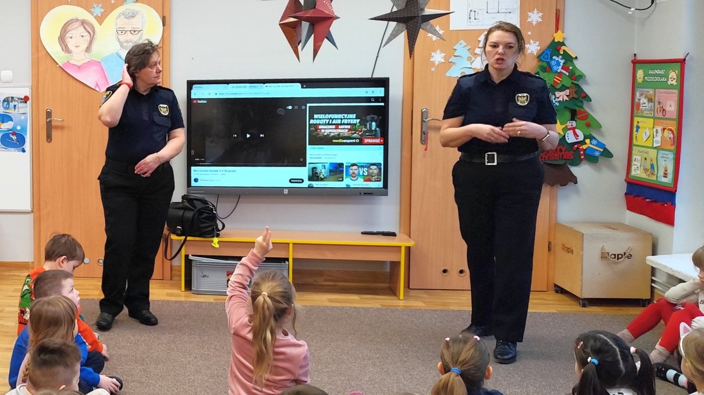 strażniczka rozmawia z przedszkolakami o zimowym bezpieczeństwie