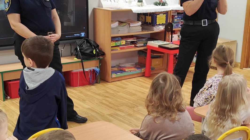strażniczki rozmawiają z przedszkolakami o bezpiecznych zachowaniach