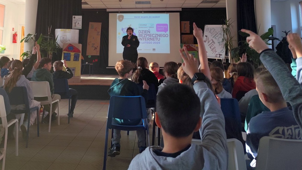 strażniczka rozmawia z uczniami o cyberbezpieczeństwie
