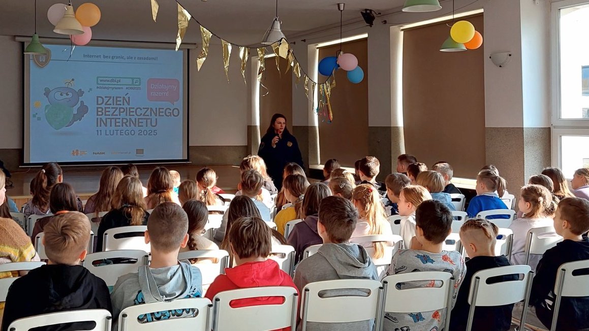 strażniczka prezentuje założenia Dnia Bezpiecznego Internetu