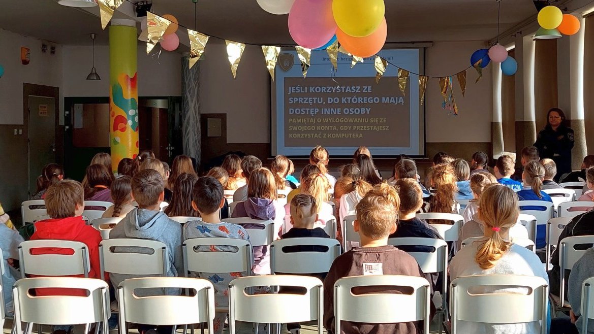 strażniczka informuje o zasadach internetowego bezpieczeństwa