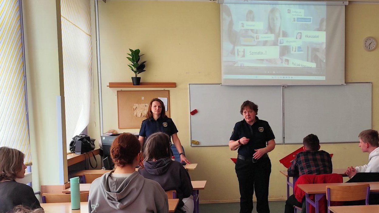 strażniczki rozmawiają z uczniami o cyberbezpieczeństwie korzystając z prezentacji