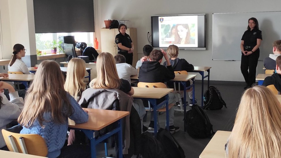 strażniczki rozmawiają z uczniami o cyberbezpieczeństwie ilustrując tematykę filmem