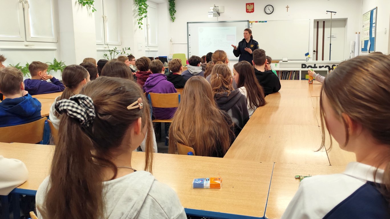 strażniczka omawia zasady bezpieczeństwa w sieci