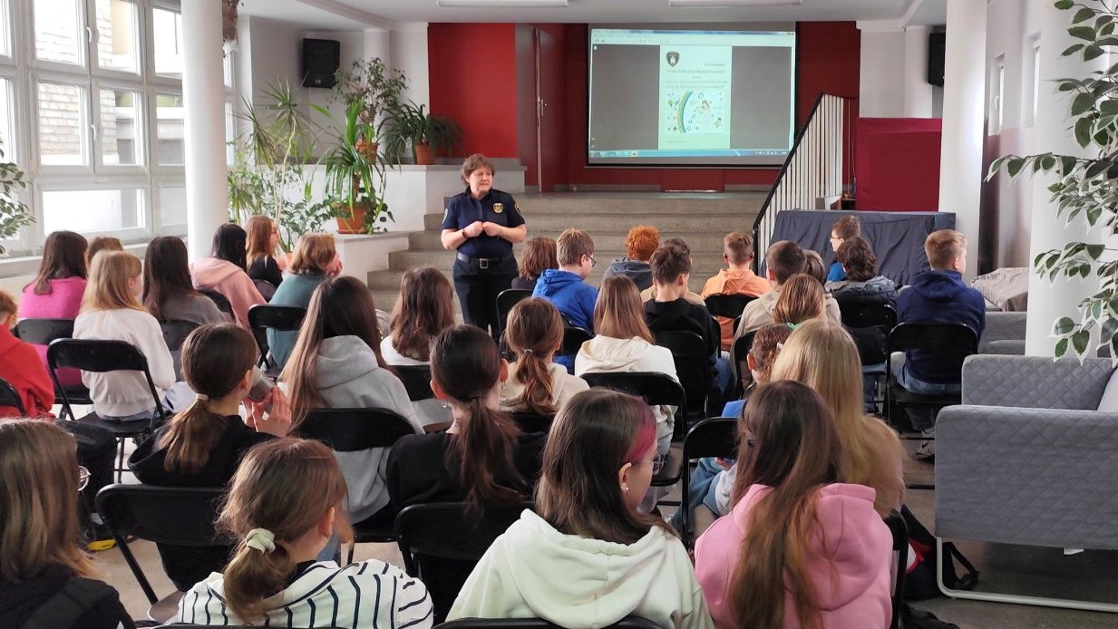 strażniczka omawia zasady bespieczeństwa w sieci