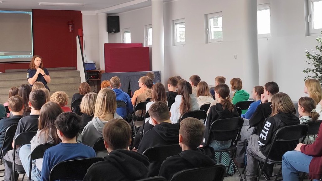 strażniczka omawia zasady bespieczeństwa w sieci