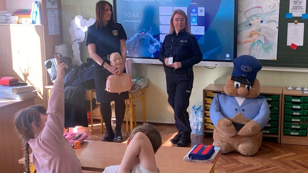 funkcjonariuszki omawiają zasady postępowania w przypadku groźnego zdarzenia