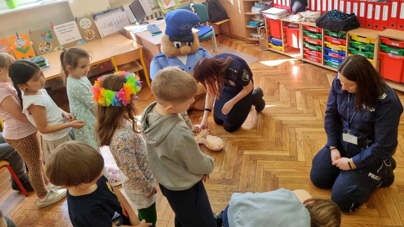 uczniowie podczas ćwiczeń