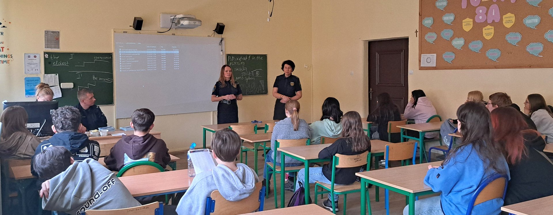 strażniczki rozmawiają z uczniami o cyberbezpieczeństwie