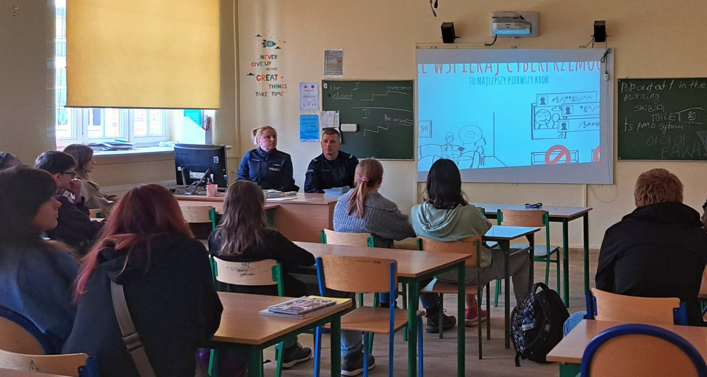 policjanci uzupełniają prelekcję filmem