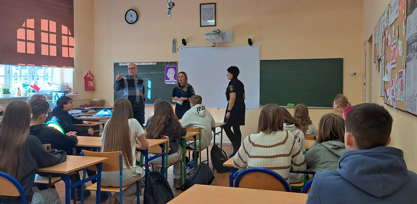 nauczyciel przedstawia tematykę spotkania ze strażniczkami