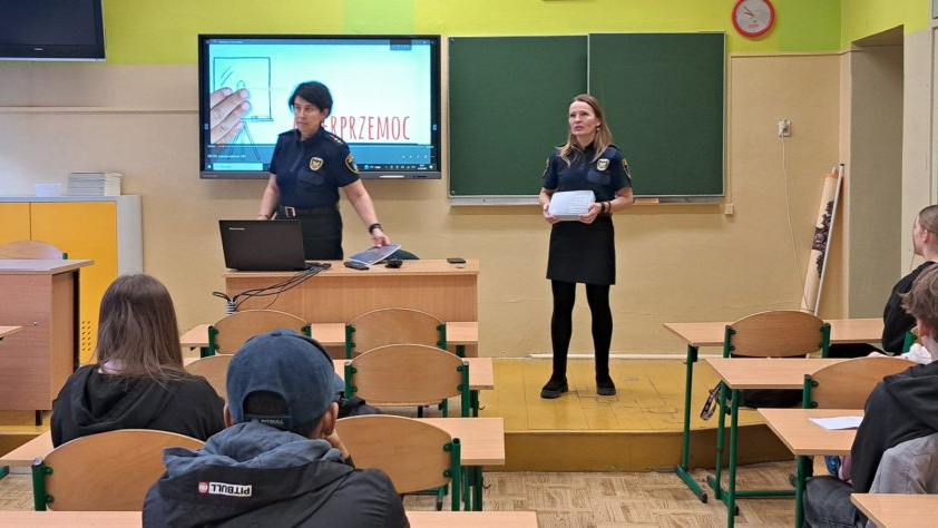 strażniczki informują o możliwych zagrożeniach w sieci