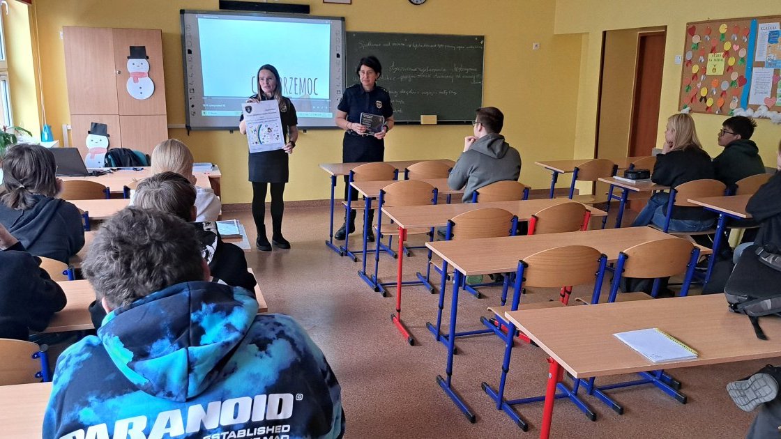 strażniczki zapraszają uczniów do udziału w konkursie