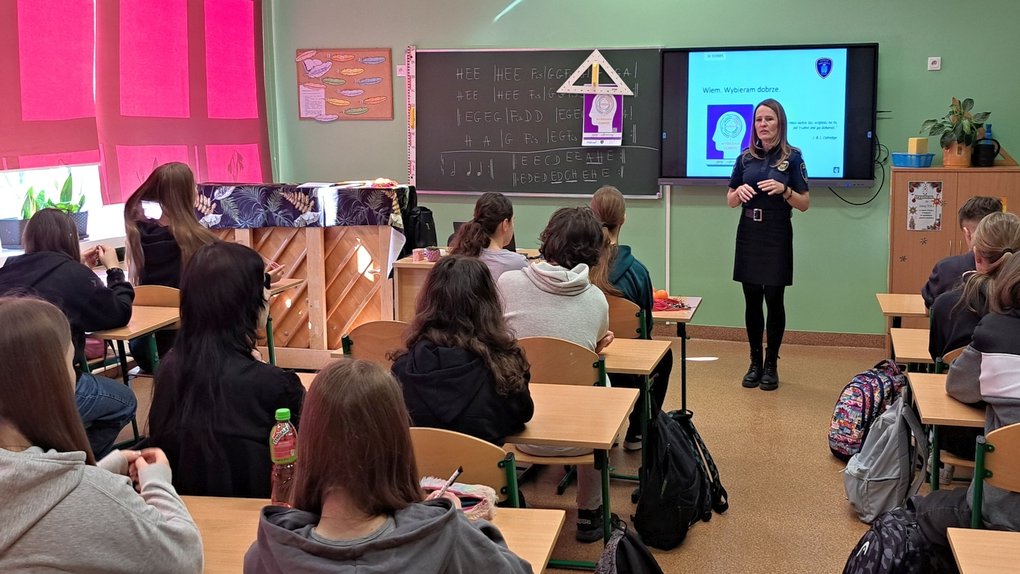 strażniczka rozmawia z uczniami