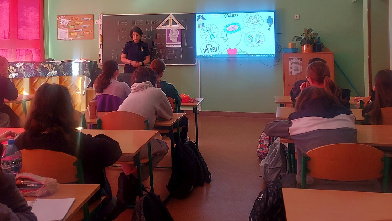 strażniczka rozmawia z uczniami