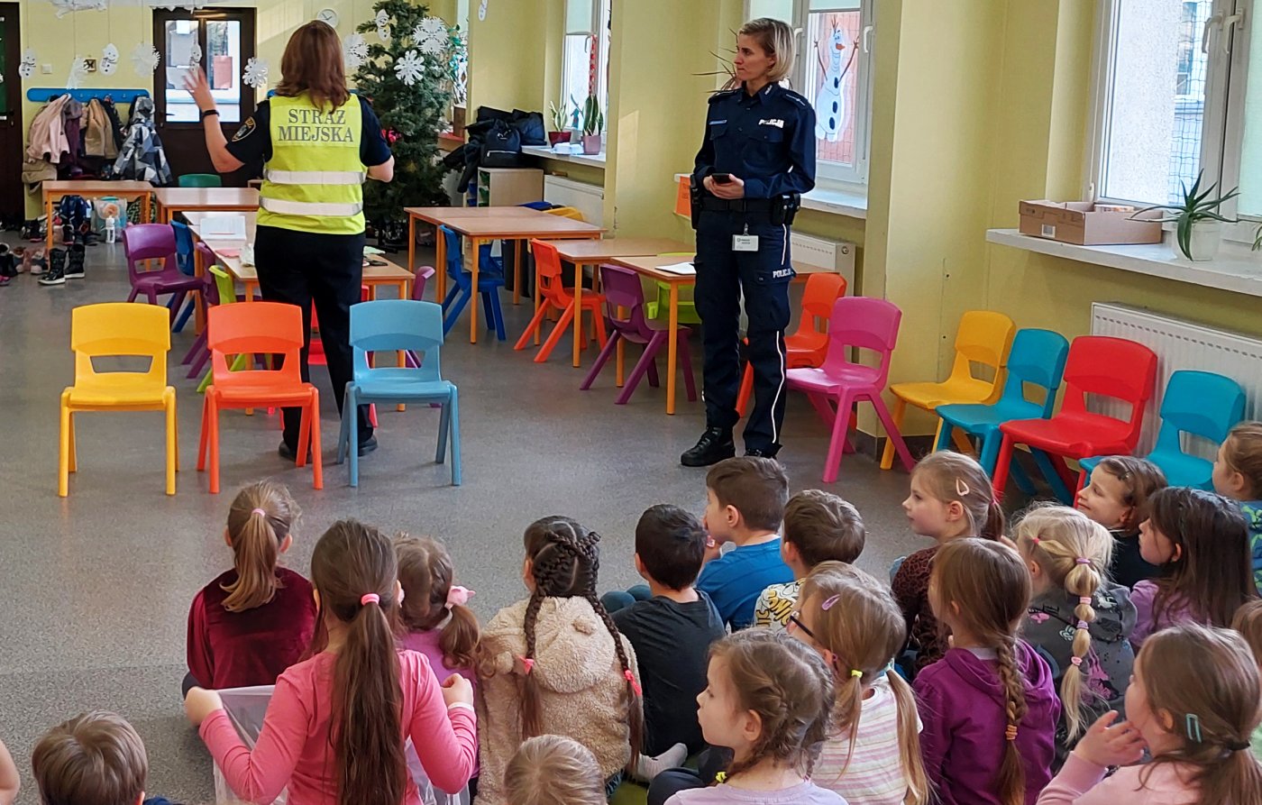 strażniczka i policjantka prezentują odblaskowe elementy umundurowania