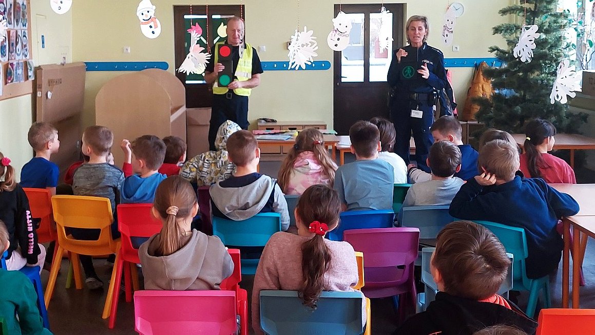 strażnik objaśnia znaczenie sygnalizacji świetlnej