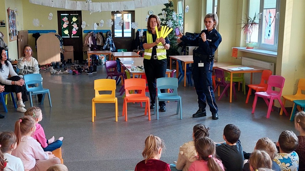 funkcjonariuszki demonstrują "działanie" odblaskowych opasek