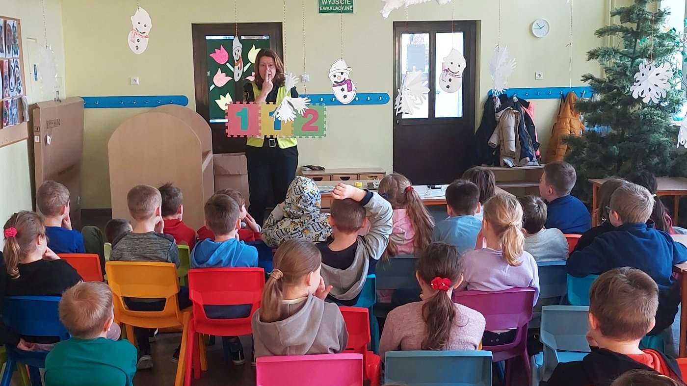 strażniczka prezentuje sposób zapamiętywania 112