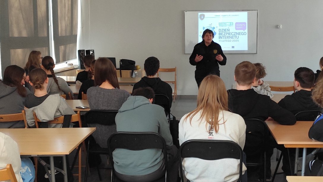 strażniczka omawia zasady bespieczeństwa w sieci