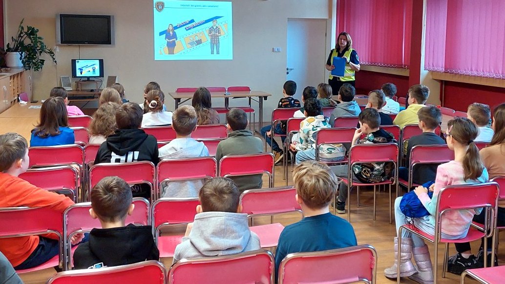 strazniczka omawia kolejne zagadnienia korzystając z prezentacji na ekranie