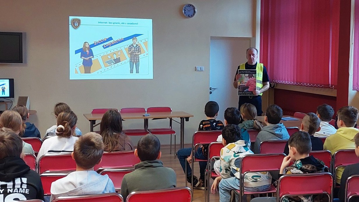 strażnik omawia zasady bespieczeństwa w sieci