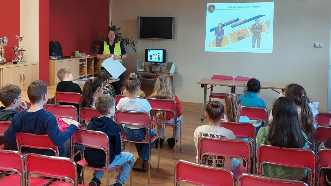 strazniczka omawia kolejne zagadnienia korzystając z prezentacji na ekranie