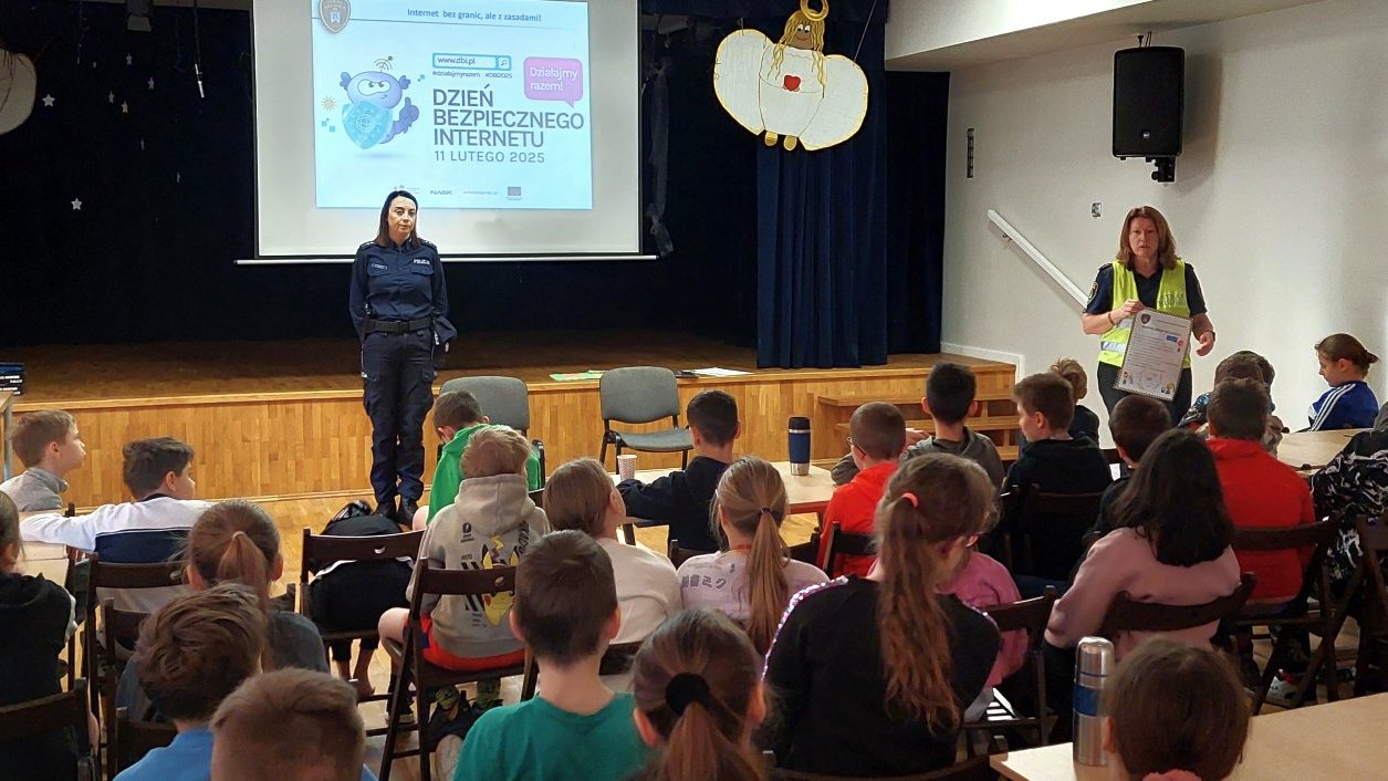 funkcjonariuszki informują o odpowiedzialnym korzystaniu z serwisów społecznościowych